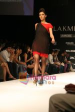 Model walks the ramp for Arjun Show at Lakme Winter fashion week day 4 on 20th Sept 2010 (50).JPG